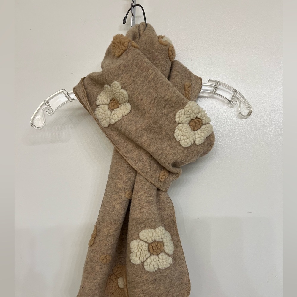 Sincerely Jules Tan Floral Scarf NWT - Picture 9 of 9
